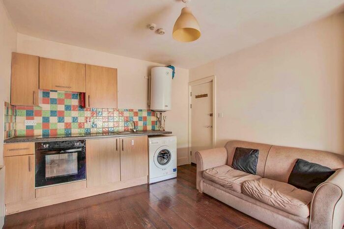 Flat To Rent In High Street, Chatham, Kent, ME4