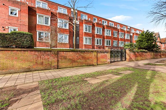2 Bedroom Apartment For Sale In De Parys Avenue, Bedford, Bedfordshire, MK40