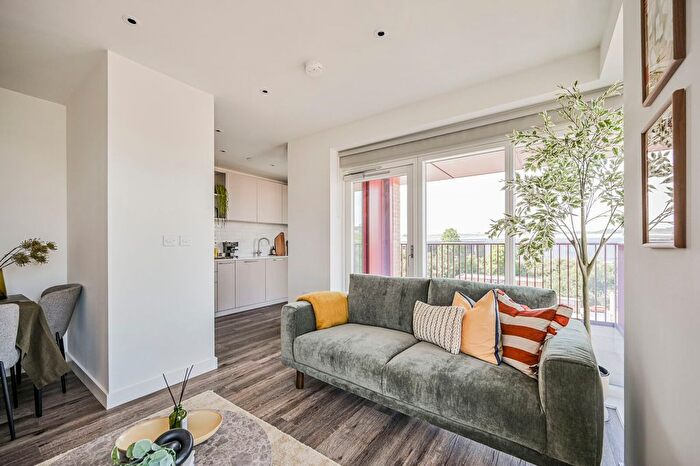 2 Bedroom Flat To Rent In Alexandra Gate, Wood Green, London, N8