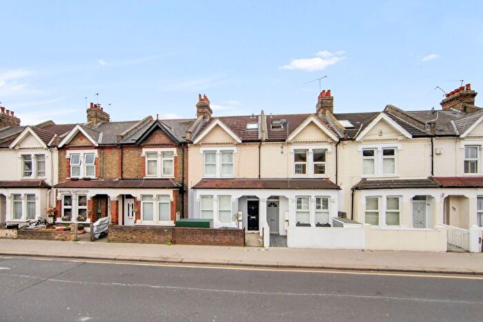 2 Bedroom Flat To Rent In Kimber Road, Earlsfield, London, SW18