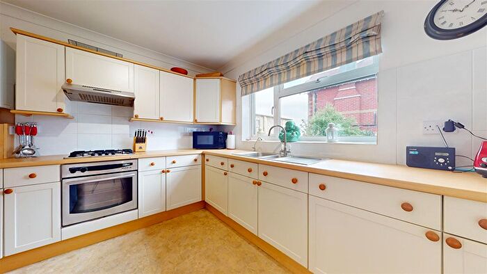 4 Bedroom Chalet For Sale In Newton Road, Swanage, BH19 - Photo 3