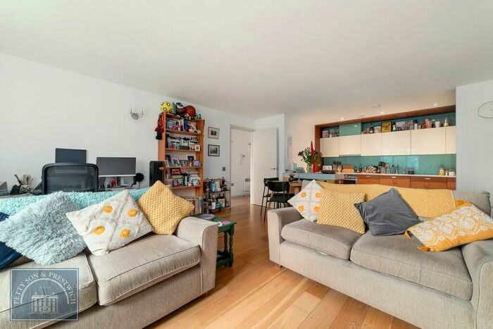 1 Bedroom Flat To Rent In Regency Court, South Woodford, E18