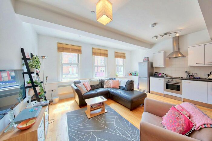 3 Bedroom Flat To Rent In Balham High Road, Balham, London, SW12