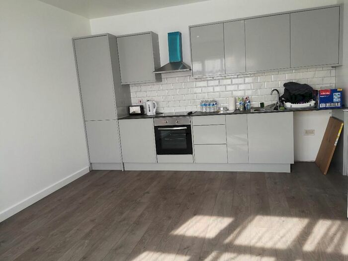 5 Bedroom Maisonette To Rent In Elm Way, Neasden, NW10