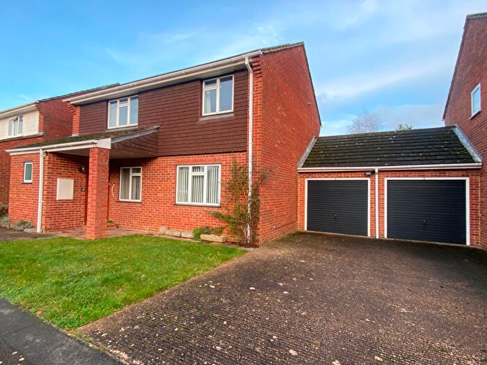 4 Bedroom Link Detached House For Sale In Godolphin Road, Seer Green, Beaconsfield, HP9