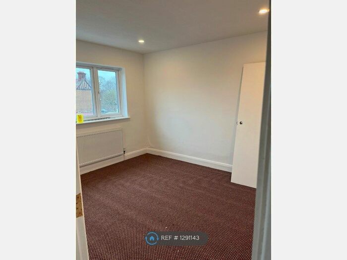 3 Bedroom Flat To Rent In The Ridgeway, London W3