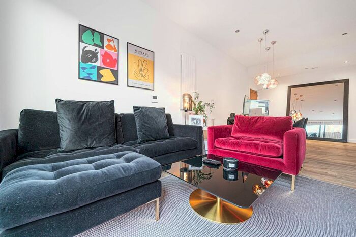 2 Bedroom Flat To Rent In Centric Close, Camden, London, NW1