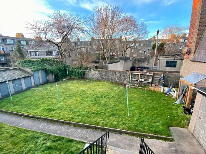 1 Bedroom Flat To Rent In South Mount Street, Attic Floor Right, Aberdeen, AB25