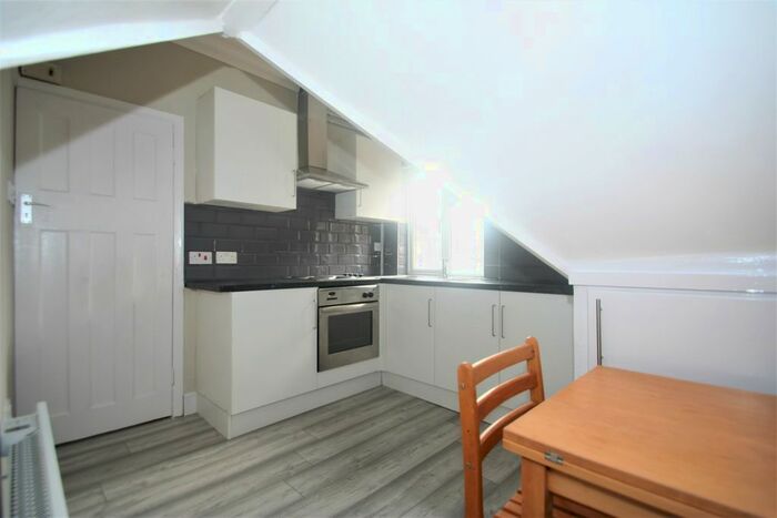 2 Bedroom Flat To Rent In Golders Green Road, London, NW11
