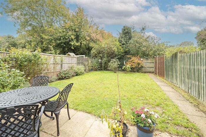 4 Bedroom House For Sale In Hilltop Walk, Harpenden, AL5