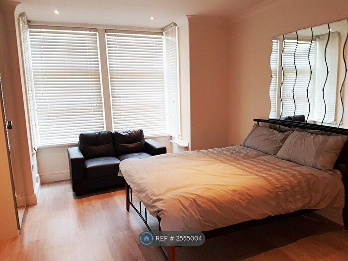 Studio To Rent In New Southgate, London, N11