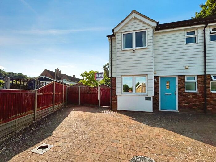 3 Bedroom Semi-Detached House For Sale In Cranmer Close, Bekesbourne, Canterbury, Kent, CT4