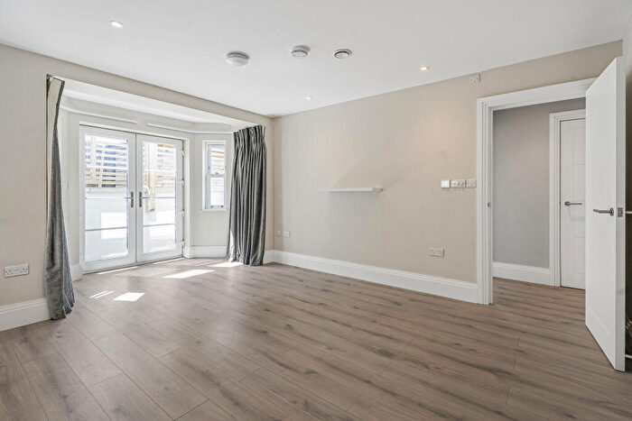 2 Bedroom Apartment To Rent In Bell Lane, Brookmans Park, AL9