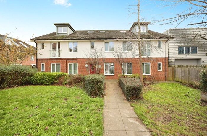 2 Bedroom Flat To Rent In Queen Marys Avenue, Watford, WD18