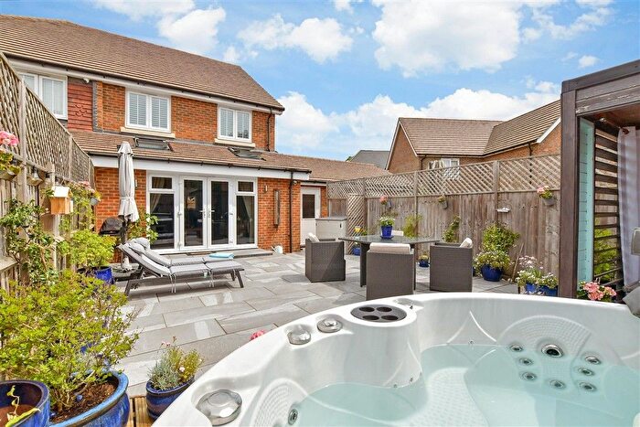 3 Bedroom Semi-detached House For Sale In Alans Gardens, Yalding, Maidstone, Kent, ME18