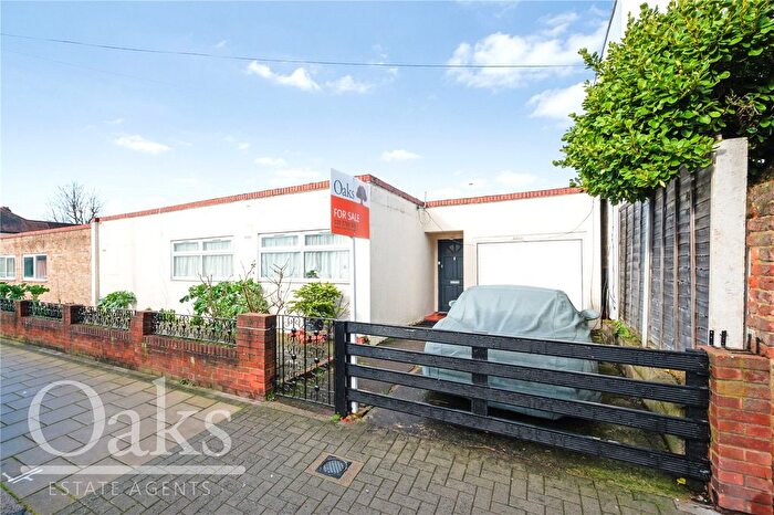 3 Bedroom Bungalow For Sale In Kempshott Road, Streatham, SW16