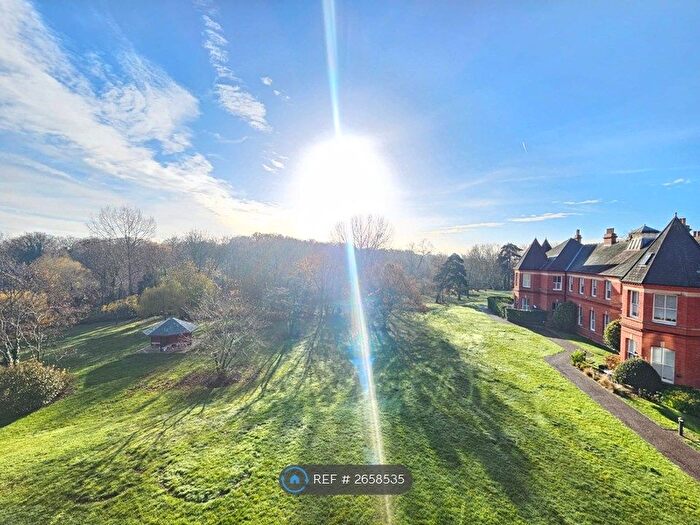 3 Bedroom Flat To Rent In Devonshire House, Woodford Green, IG8