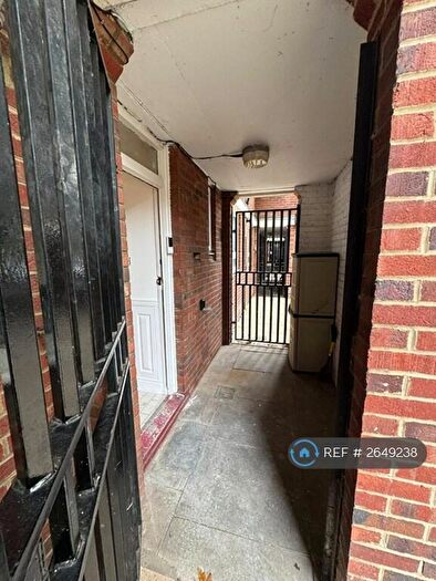 3 Bedroom Flat To Rent In Benham Close, London, SW11