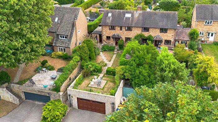 4 Bedroom Semi Detached House For Sale In Brook Hill, Woodstock, OX20