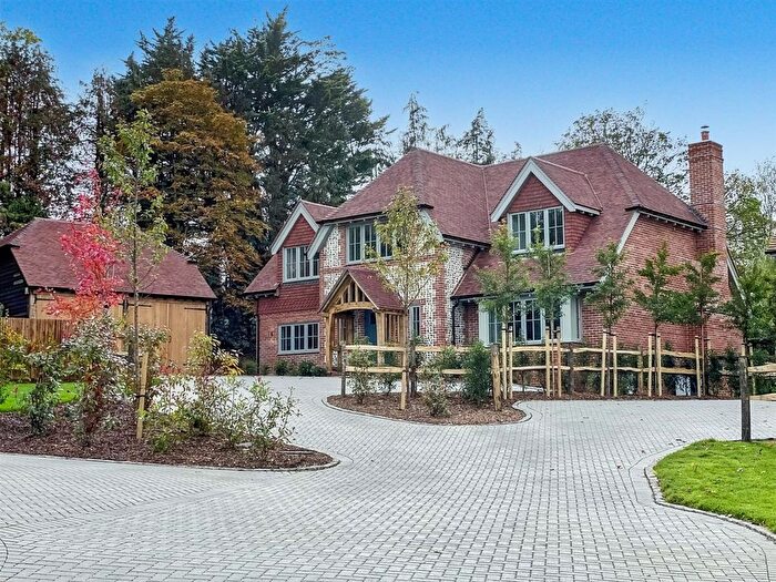 4 Bedroom Property For Sale In Farndon Close, Chiddingfold, GU8