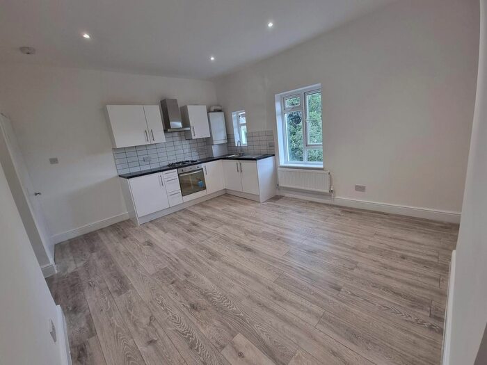 2 Bedroom Flat To Rent In Cadogan Road, Surbiton, London, KT6