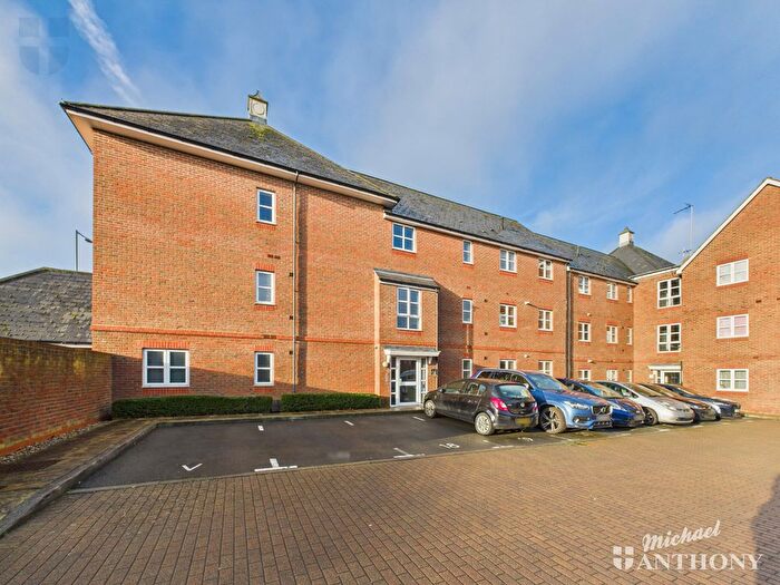 2 Bedroom Flat To Rent In Poole Close, Aylesbury, Buckinghamshire, HP21