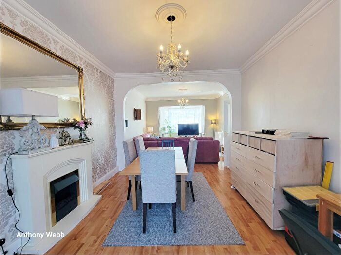 3 Bedroom End Of Terrace House For Sale In Connaught Gardens, Palmers Green, N13
