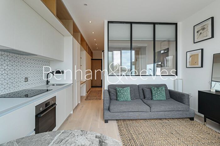 Studio To Rent In Great West Road, Brentford, TW8