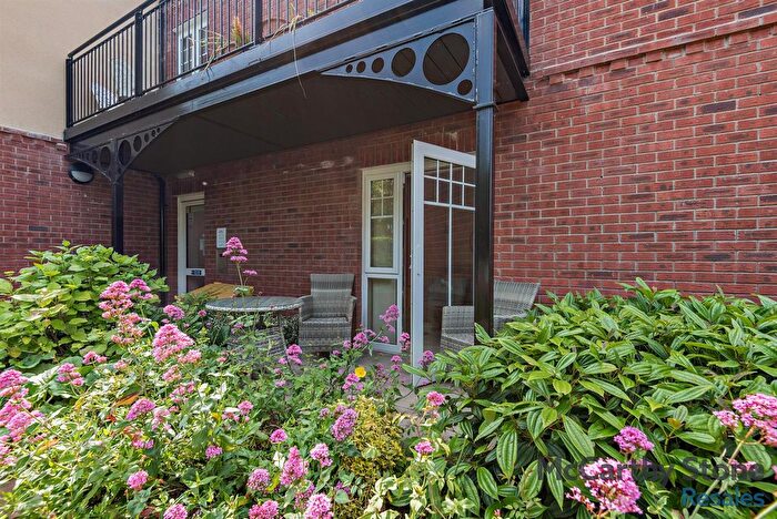 2 Bedroom Flat For Sale In Lock Court, Copthorne Road, Shrewsbury, Shropshire, SY3