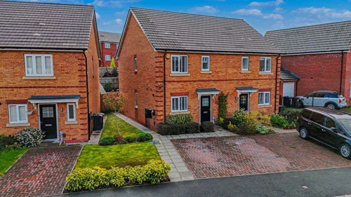 3 Bedroom Semi Detached House For Sale In Hawthorn Way, Birmingham, B38