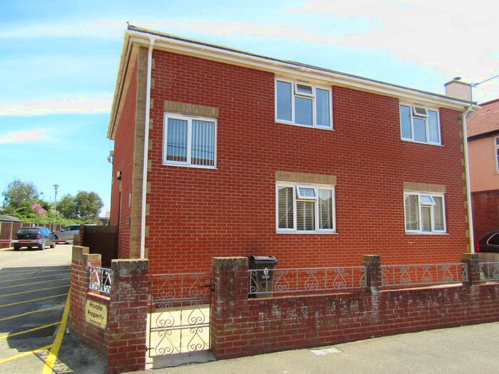 2 Bedroom Flat To Rent In Woodberry Way, Walton On The Naze, CO14