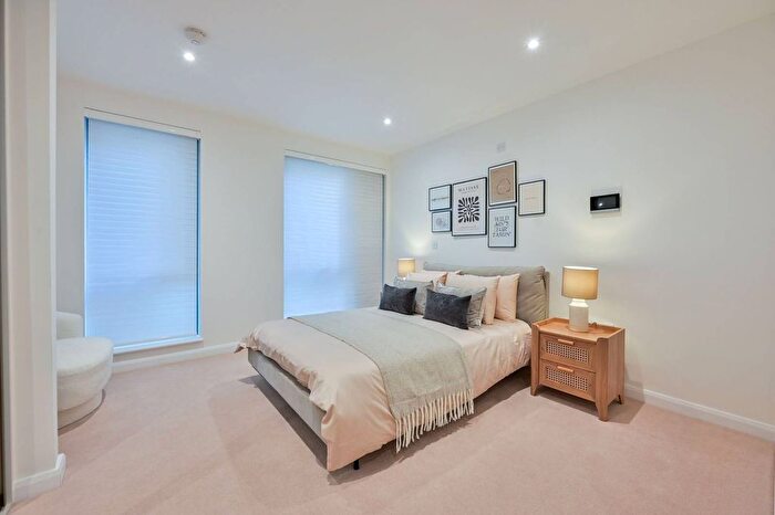 2 Bedroom Flat To Rent In Solomons Passage, Peckham Rye, London, SE15