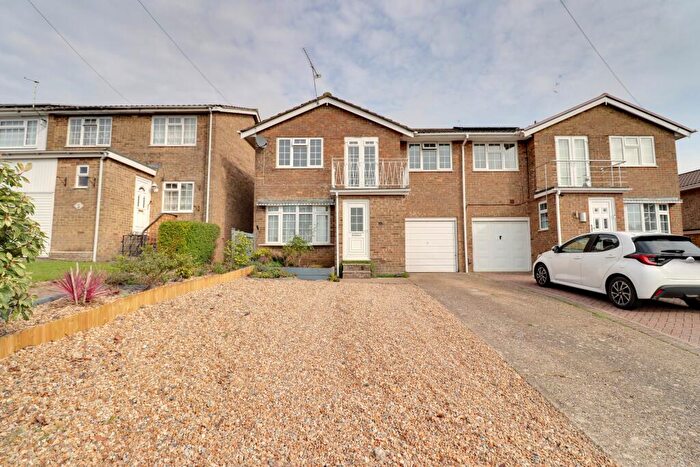 4 Bedroom Semi-Detached House For Sale In Yoells Lane, Lovedean, PO8