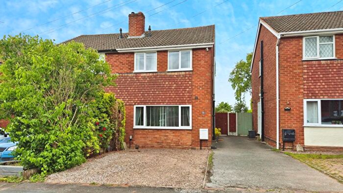 3 Bedroom Semi-Detached House For Sale In Hunter Avenue, Burntwood, WS7