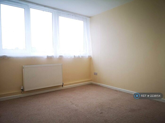 3 Bedroom Flat To Rent In The Square, Bracknell, RG12