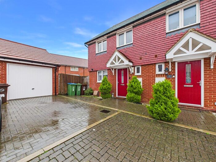 3 Bedroom Semi Detached House For Sale In Hearn Green, Kingsbrook, Aylesbury, HP22