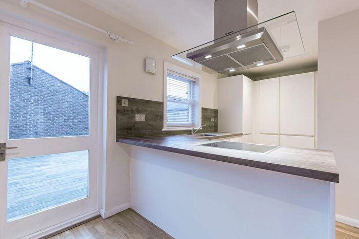 3 Bedroom Flat To Rent In Salisbury Place, London, SW9