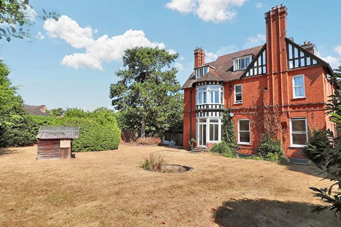 2 Bedroom Flat To Rent In Oatlands Chase, Weybridge, Surrey, KT13