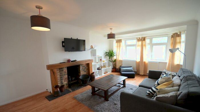 2 Bedroom Link Detached House To Rent In Sheridan Avenue, Caversham, RG4