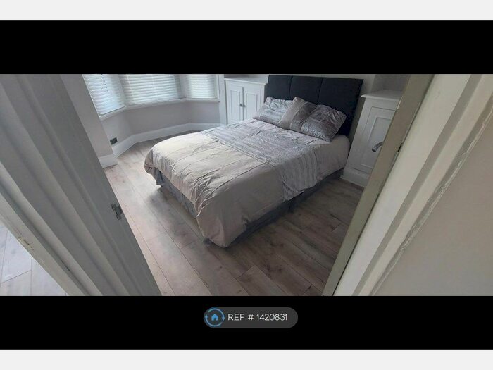 3 Bedroom Maisonette To Rent In Bishops Avenue, London, E13