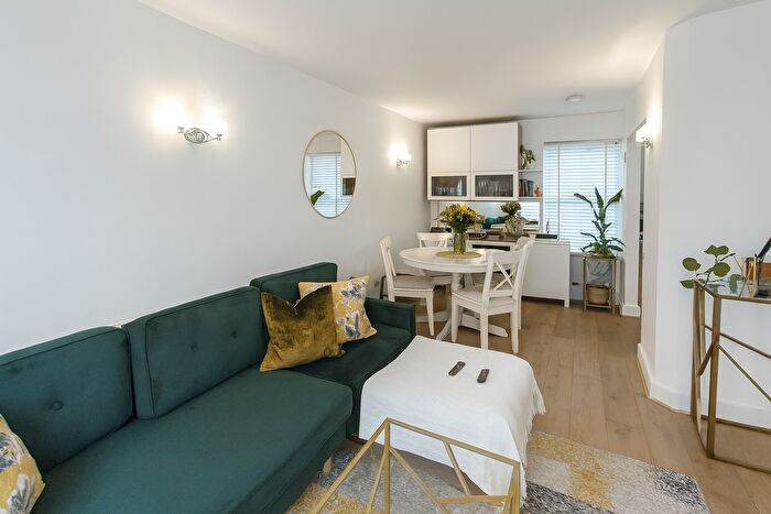 2 Bedroom Flat To Rent In Sandland Street, Holborn, London, WC1R