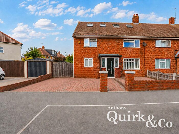 5 Bedroom Semi-detached House For Sale In Leasway, Grays, RM16