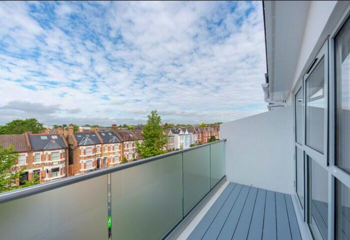 2 Bedroom Flat To Rent In Lambton Road, Raynes Park, London, SW20