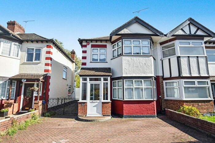 3 Bedroom Property For Sale In Deynecourt Gardens, Wanstead, E11