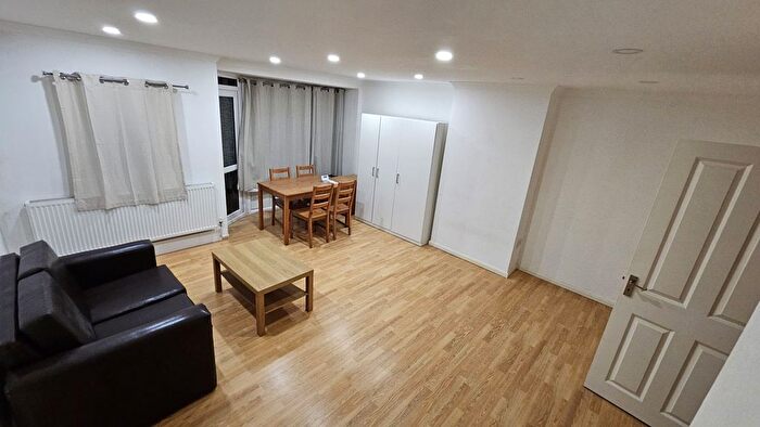 Studio To Rent In East Street, London, SE17