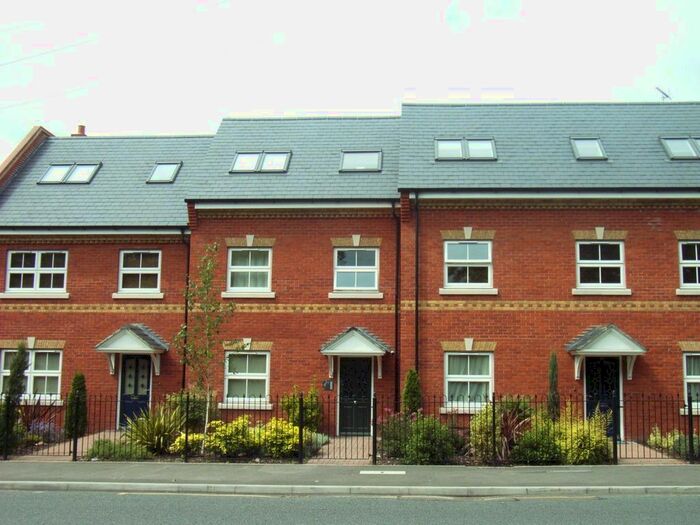 1 Bedroom Flat To Rent In Victoria Mews, St. Judes Road, Englefield Green, Egham, TW20