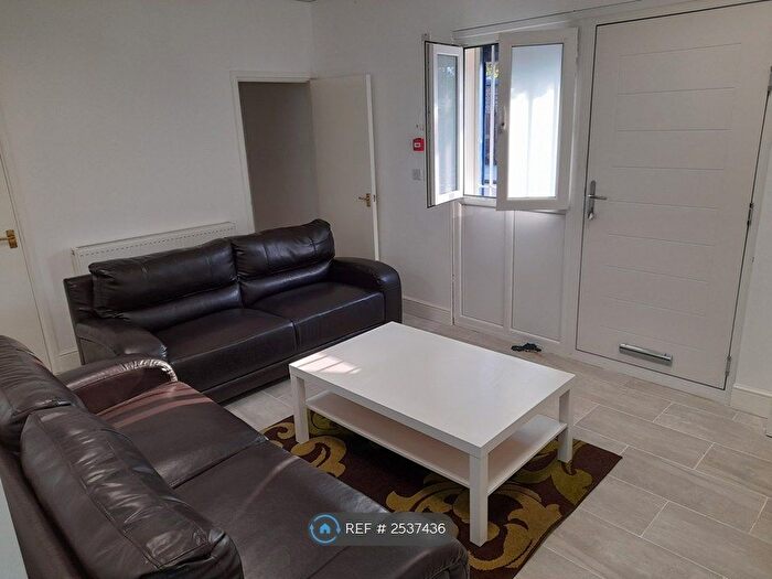2 Bedroom Flat To Rent In Perivale, Perivale, Ealing, UB6