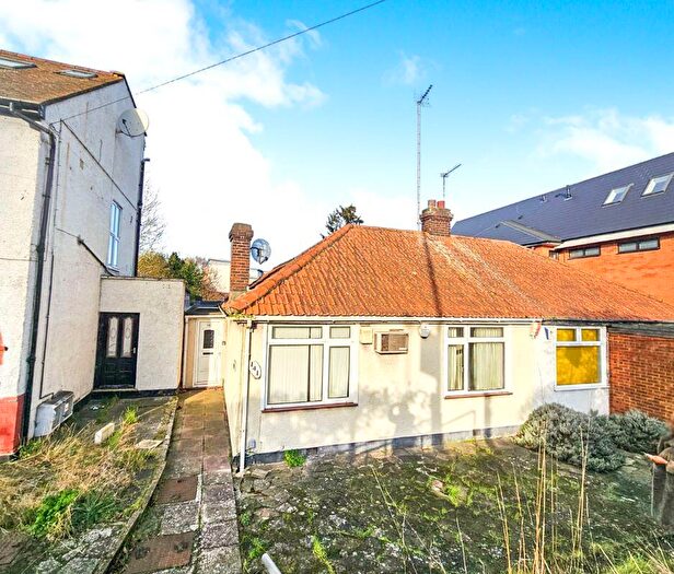 3 Bedroom Bungalow For Sale In Bullsmoor Lane, Enfield, EN3