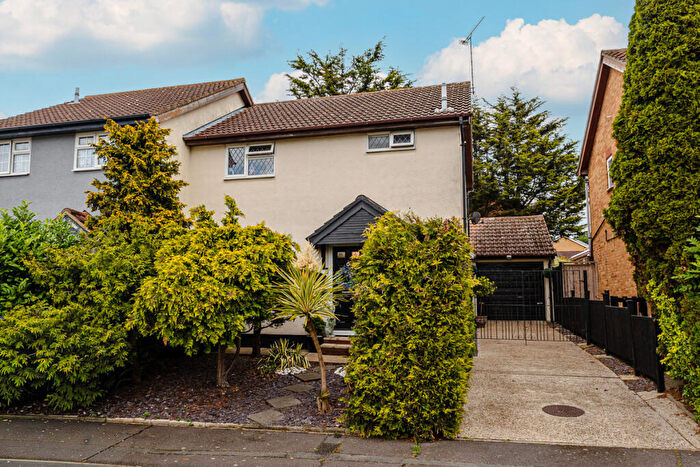3 Bedroom Semi-Detached House For Sale In Broxted Drive, Wickford, SS12