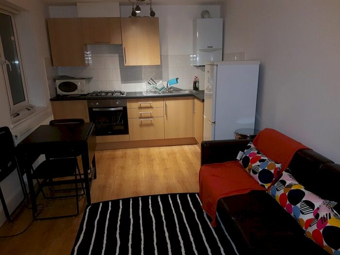 3 Bedroom Flat To Rent In Milton Road, London, London, W3